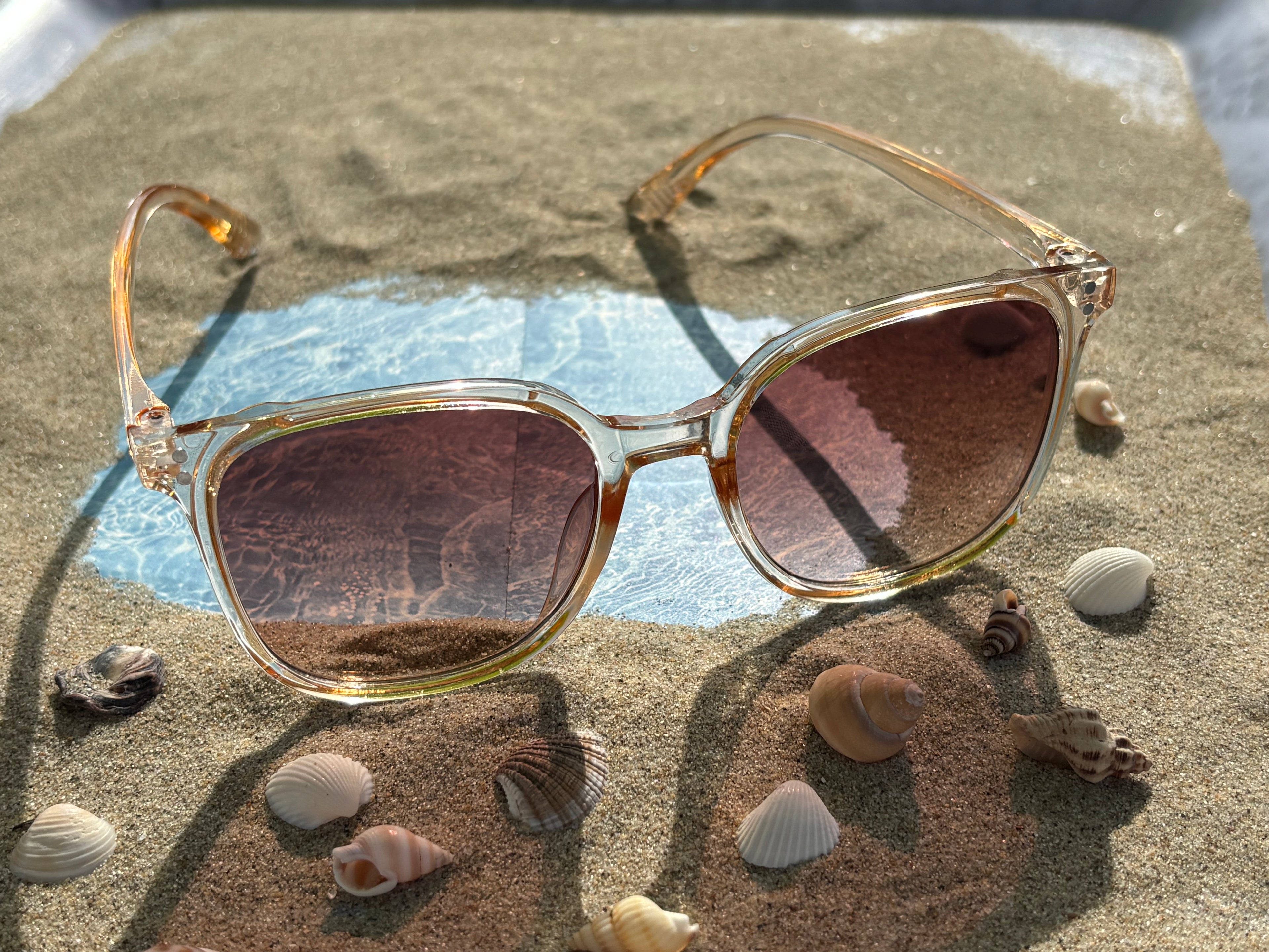 Lunette de soleil rose transparent